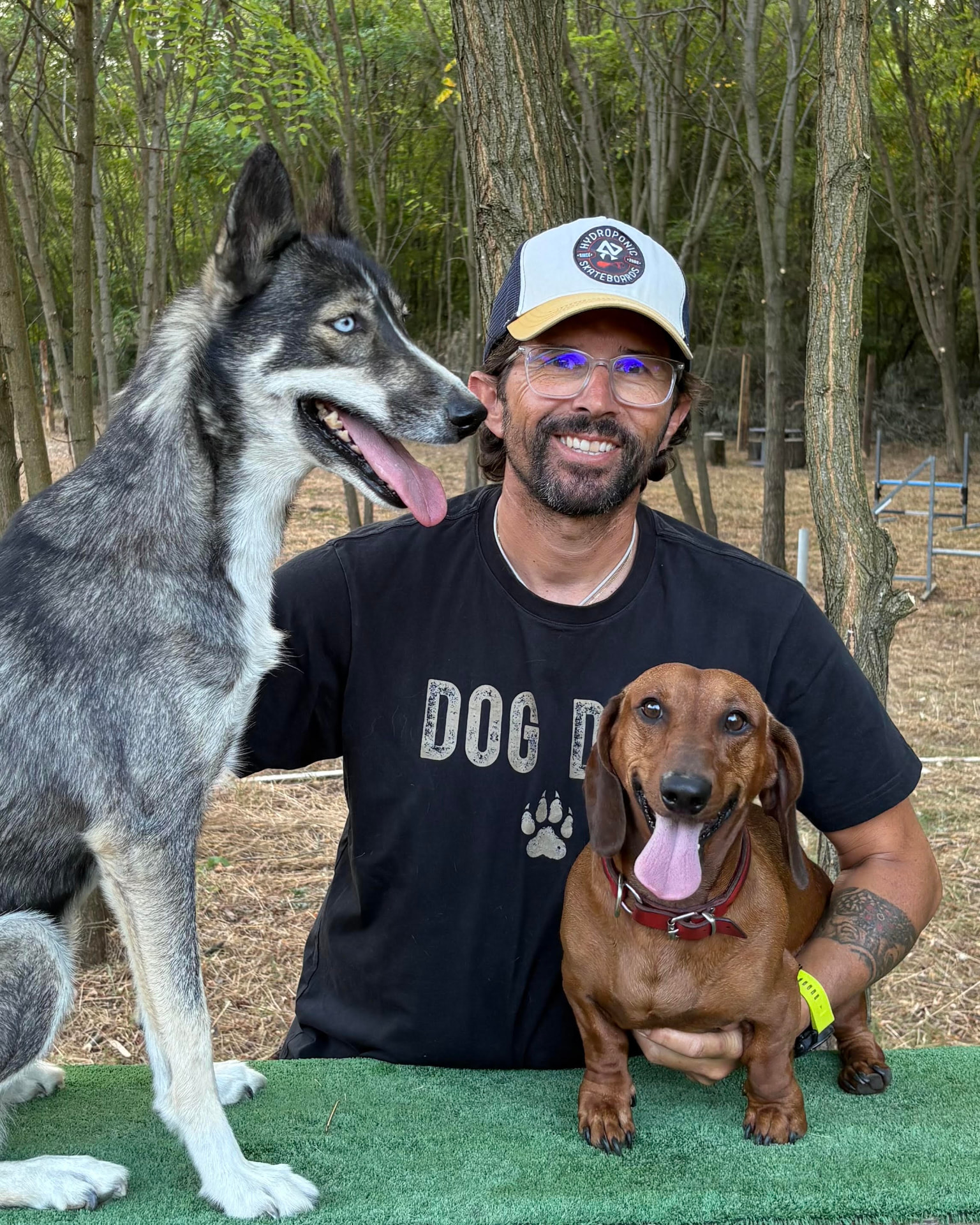 Gaël Brossette entouré de ses Huskies Sibériens